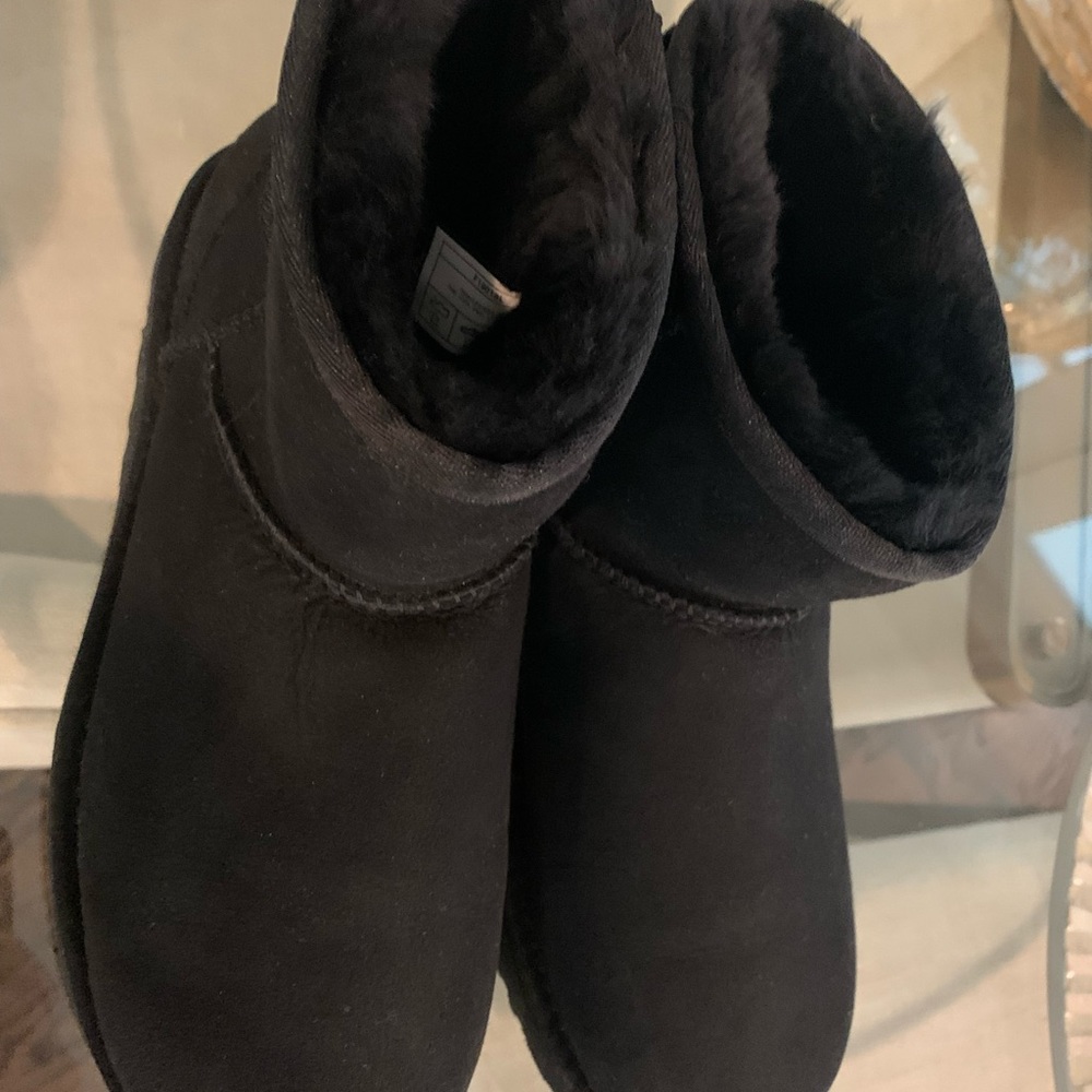 Ugg Classic Short. Size 7 worn once.